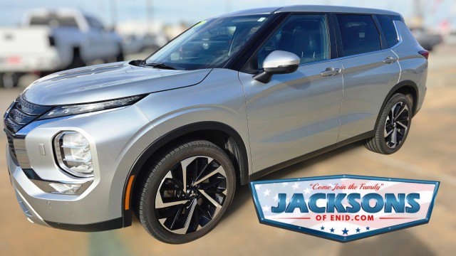 2024 Mitsubishi Outlander SE's photo