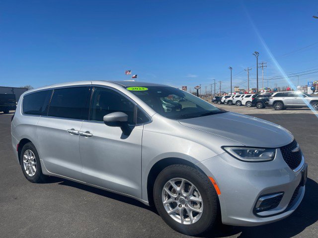 2023 Chrysler Pacifica Touring L's photo