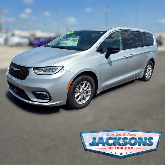 2024 Chrysler Pacifica Touring L's photo