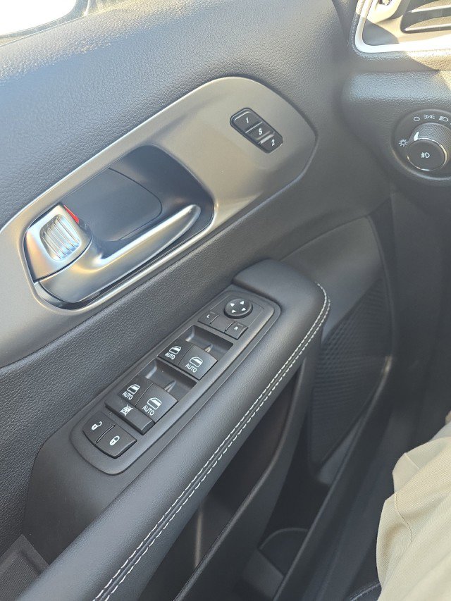 2026 Chrysler Pacifica Select - Photo 10