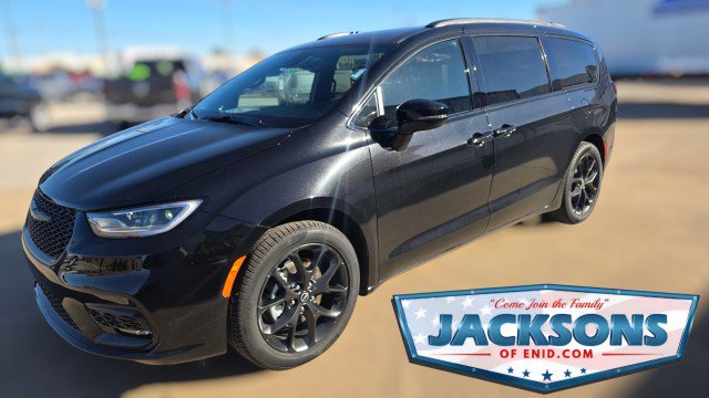 2026 Chrysler Pacifica Select's photo