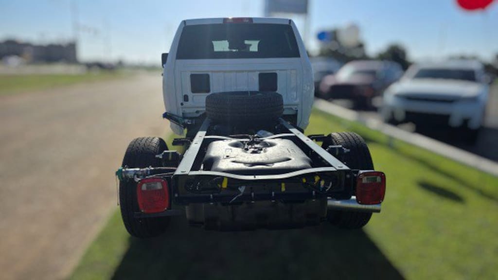 New 2025 Ram 3500 Chassis Cab 3500 TRADESMAN CREW CAB CHASSIS 4X4 60' CA Pickup