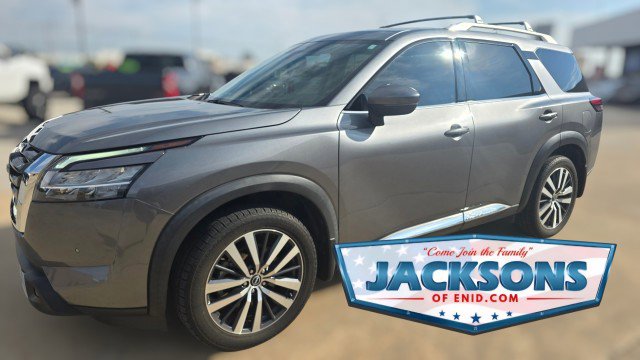 2022 Nissan Pathfinder Platinum's photo