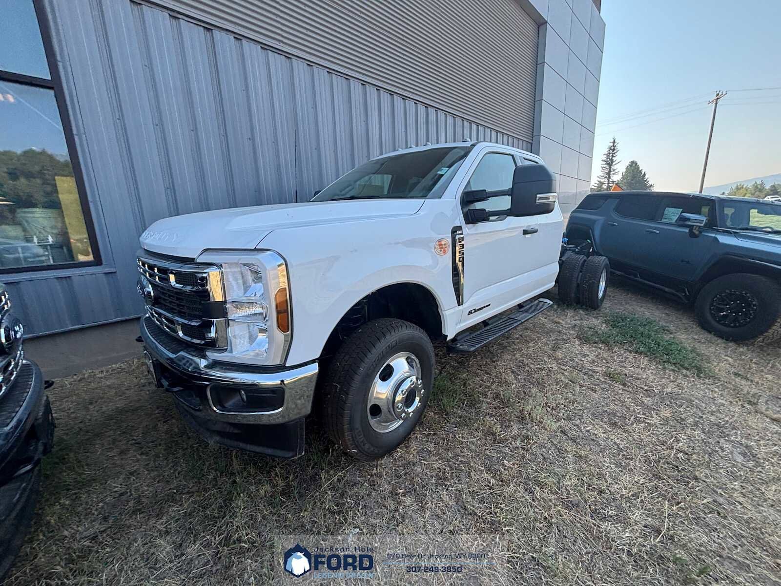 2025 Ford F-350 XLT photo 2