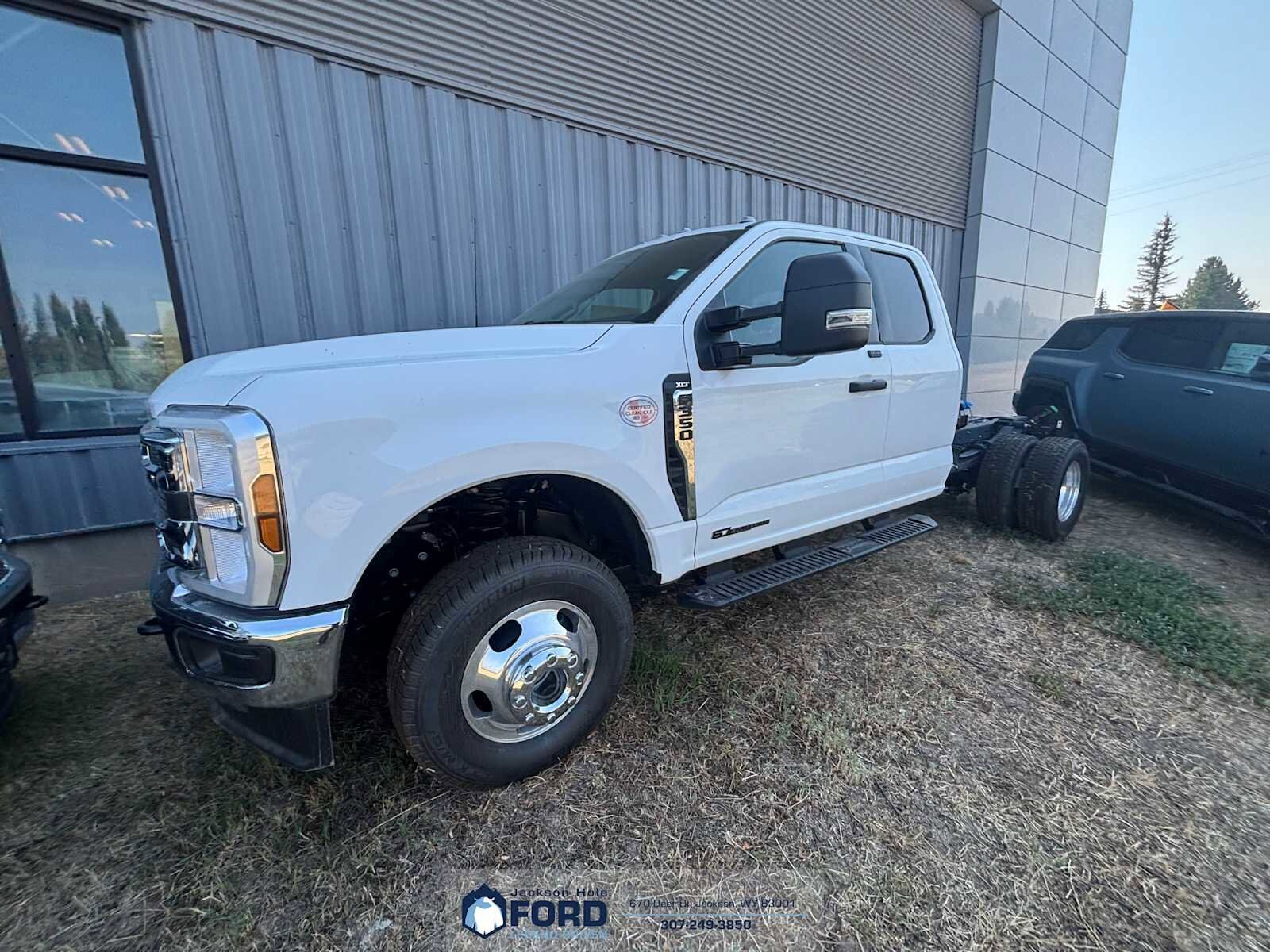 2025 Ford F-350 XLT photo 3