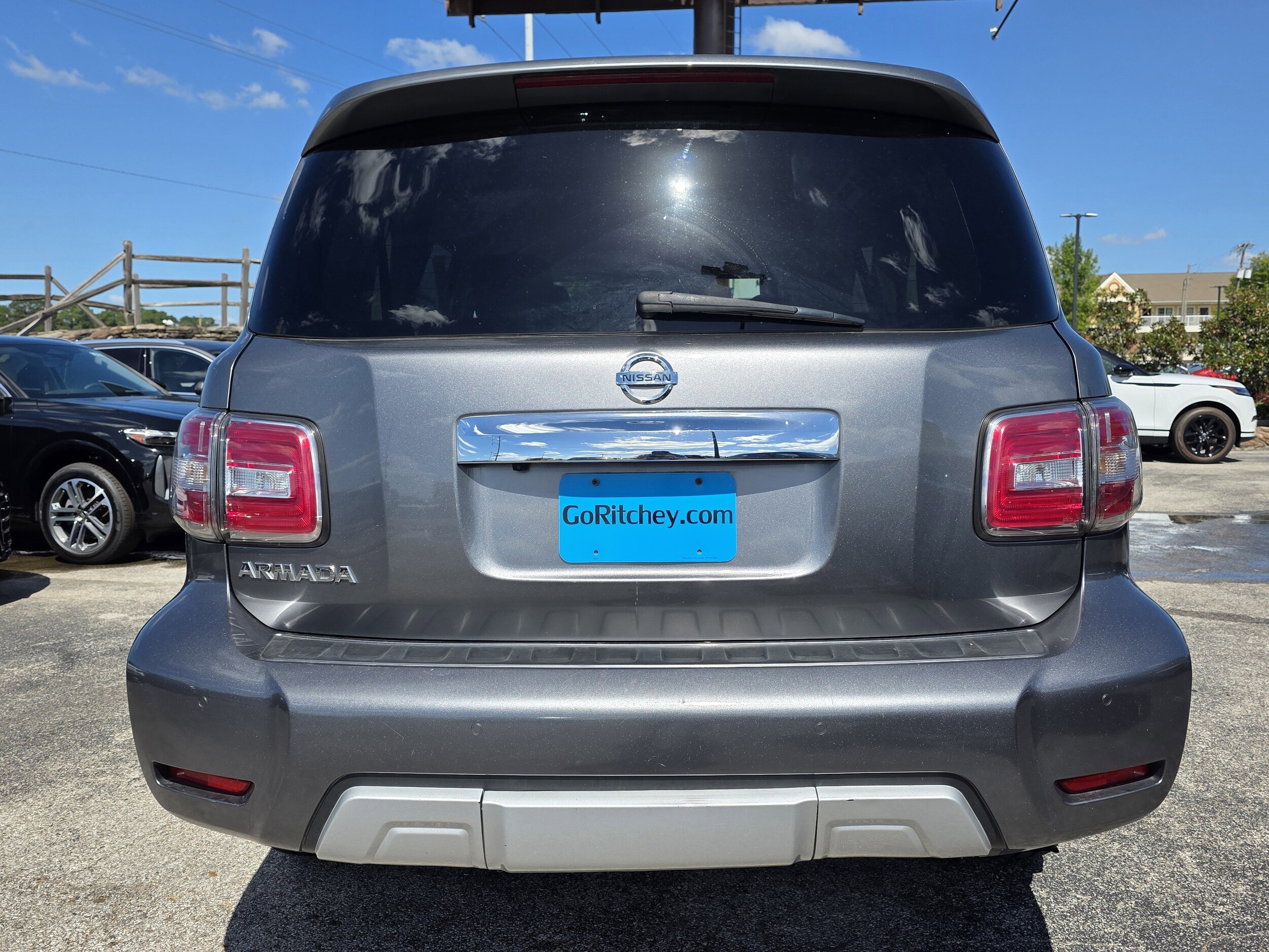 2017 Nissan Armada SV photo 4