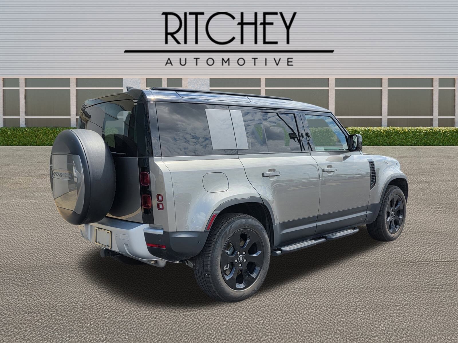 2025 Land Rover Defender 110 S photo 4