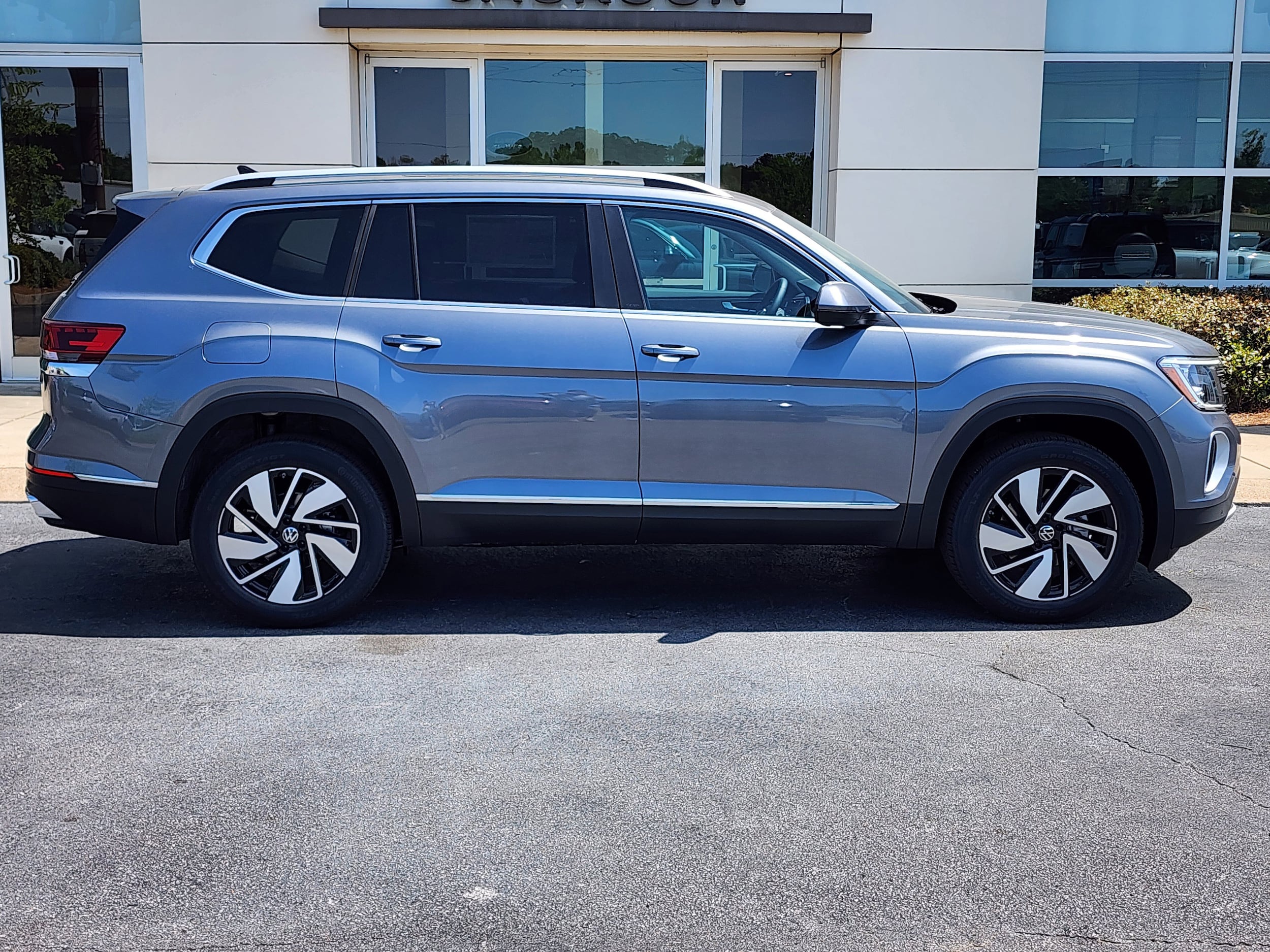Used 2024 Volkswagen Atlas SE w/Tech with VIN 1V2WR2CA9RC576521 for sale in Jackson, MS