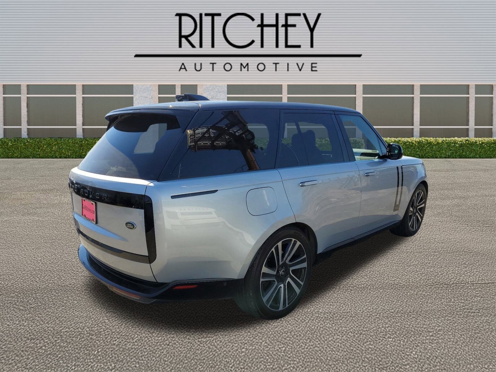 2023 Land Rover Range Rover SE photo 4