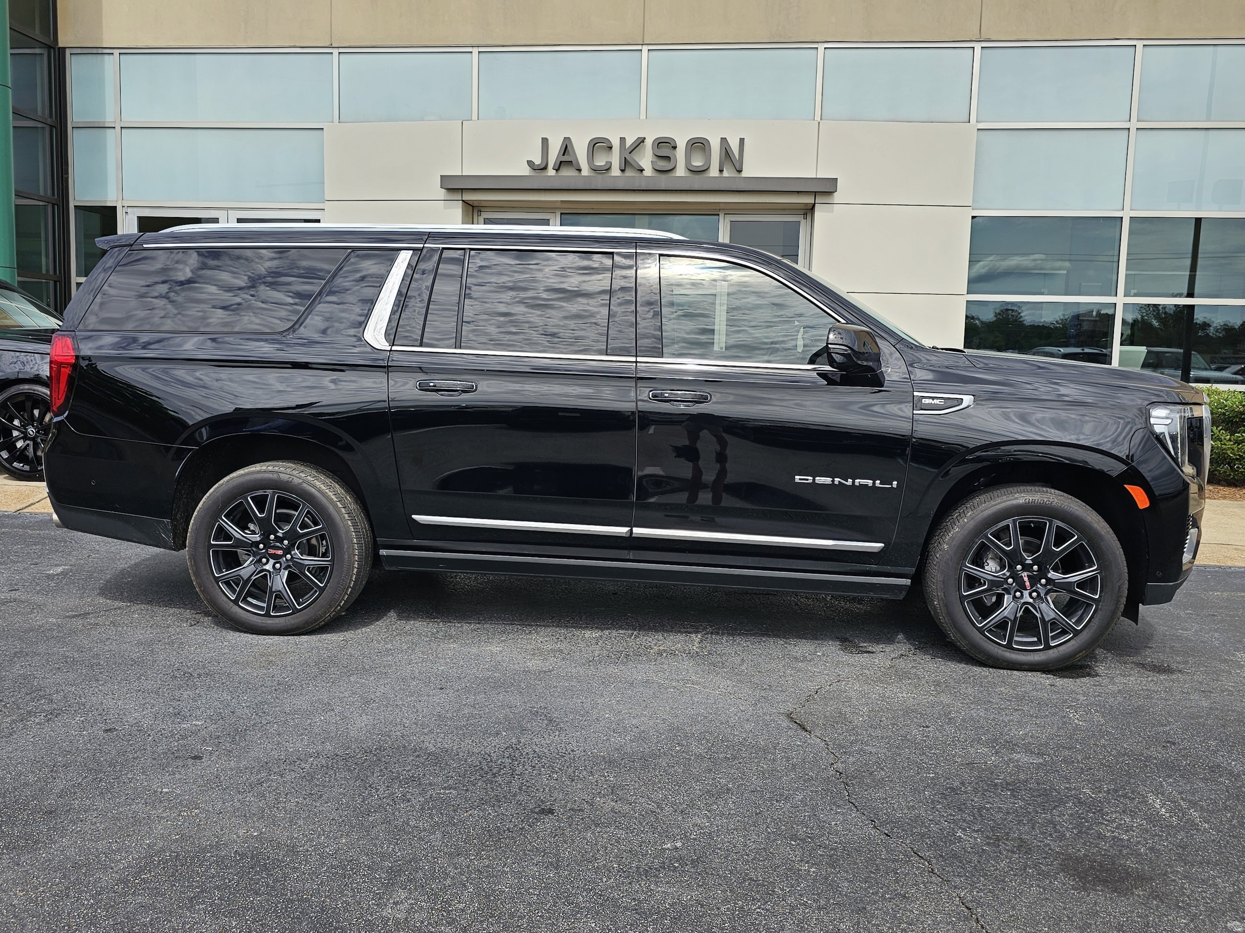 Used 2024 GMC Yukon XL Denali with VIN 1GKS1JKL1RR132698 for sale in Jackson, MS
