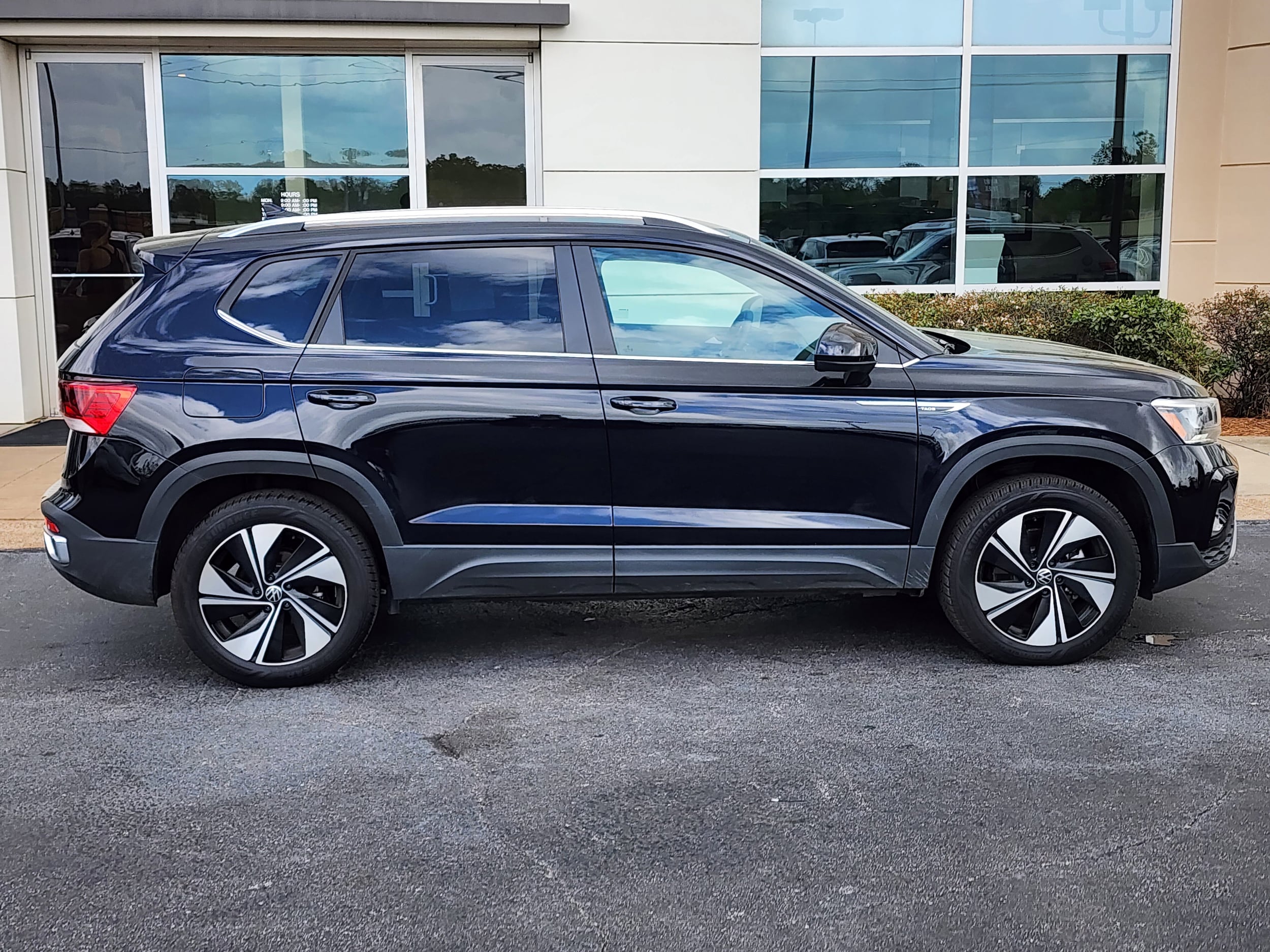 Used 2024 Volkswagen Taos SE with VIN 3VVUX7B28RM033523 for sale in Jackson, MS