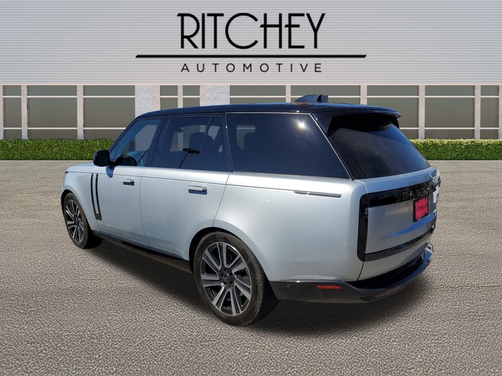 2023 Land Rover Range Rover SE photo 3