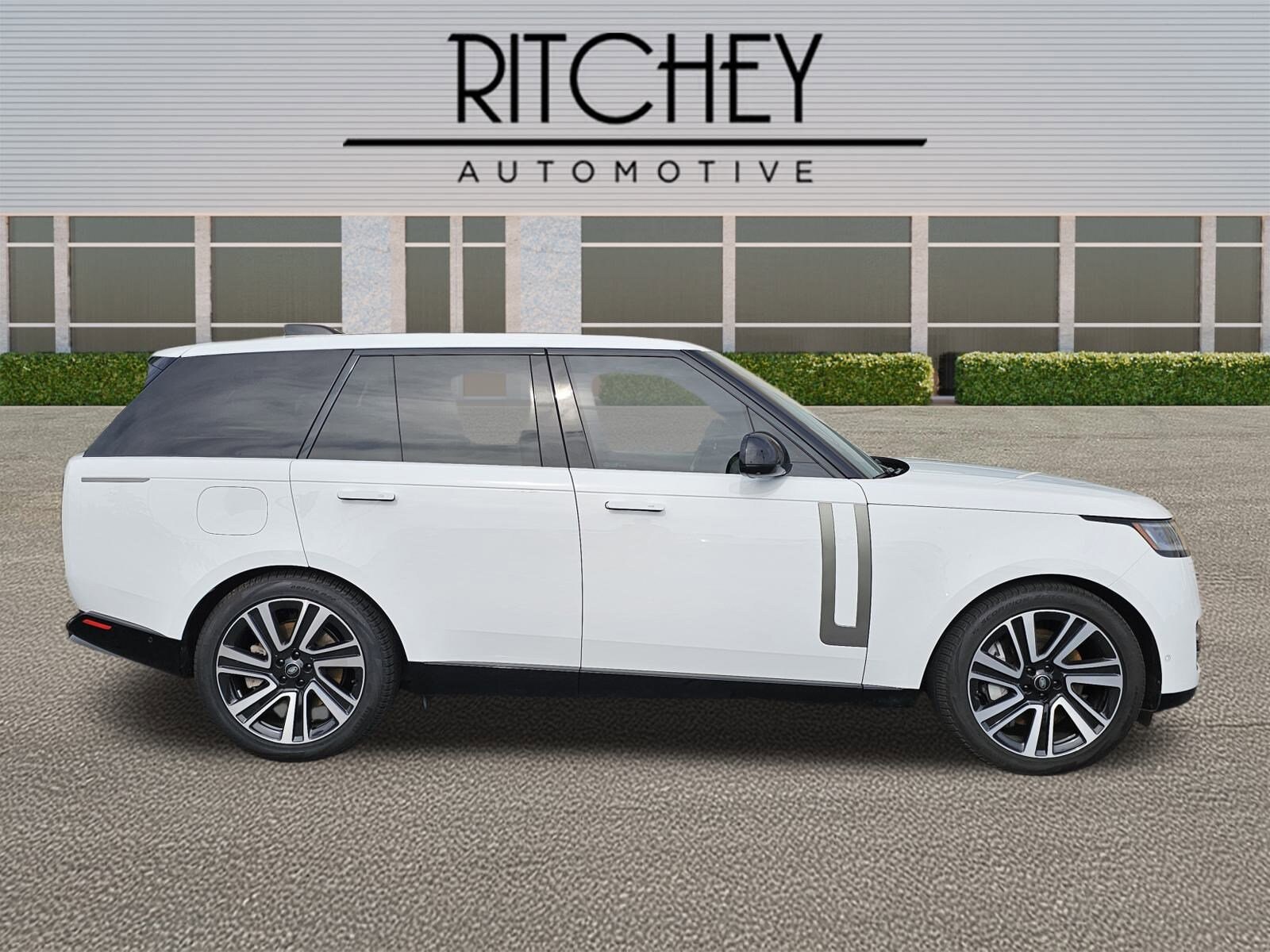 2023 Land Rover Range Rover SE photo 2