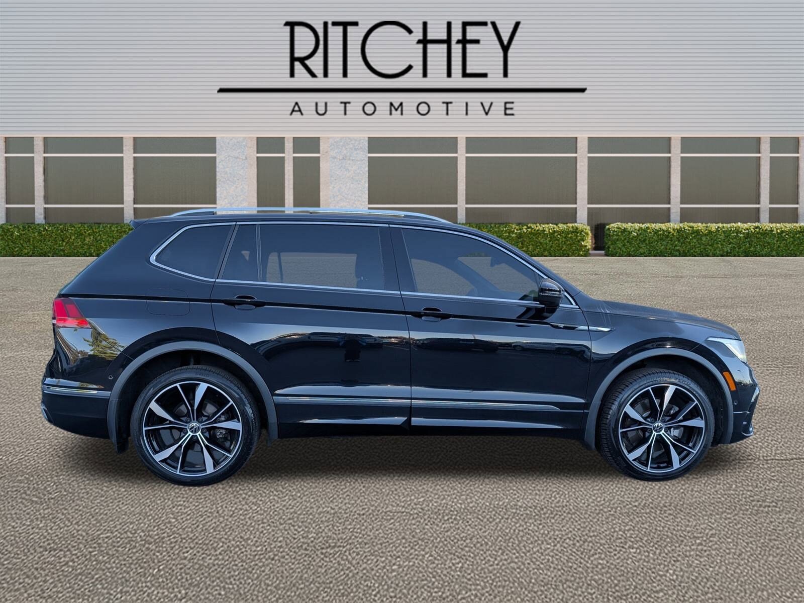 2022 Volkswagen Tiguan SEL Premium R-Line photo 3