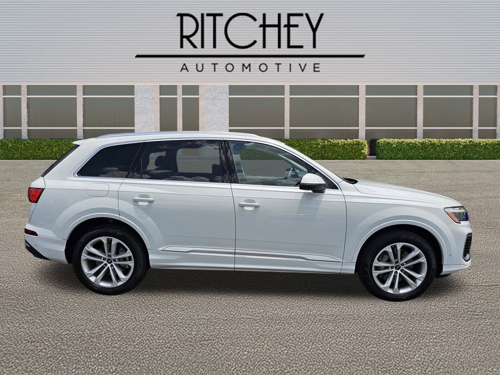 2025 Audi Q7 Premium Plus photo 2