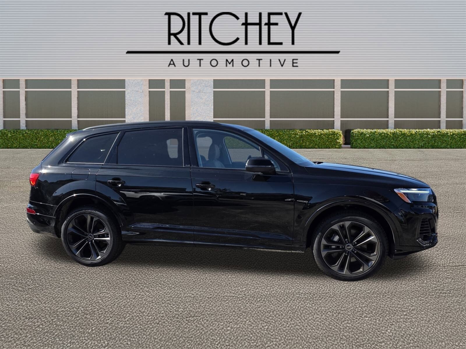2025 Audi Q7 Premium Plus photo 2