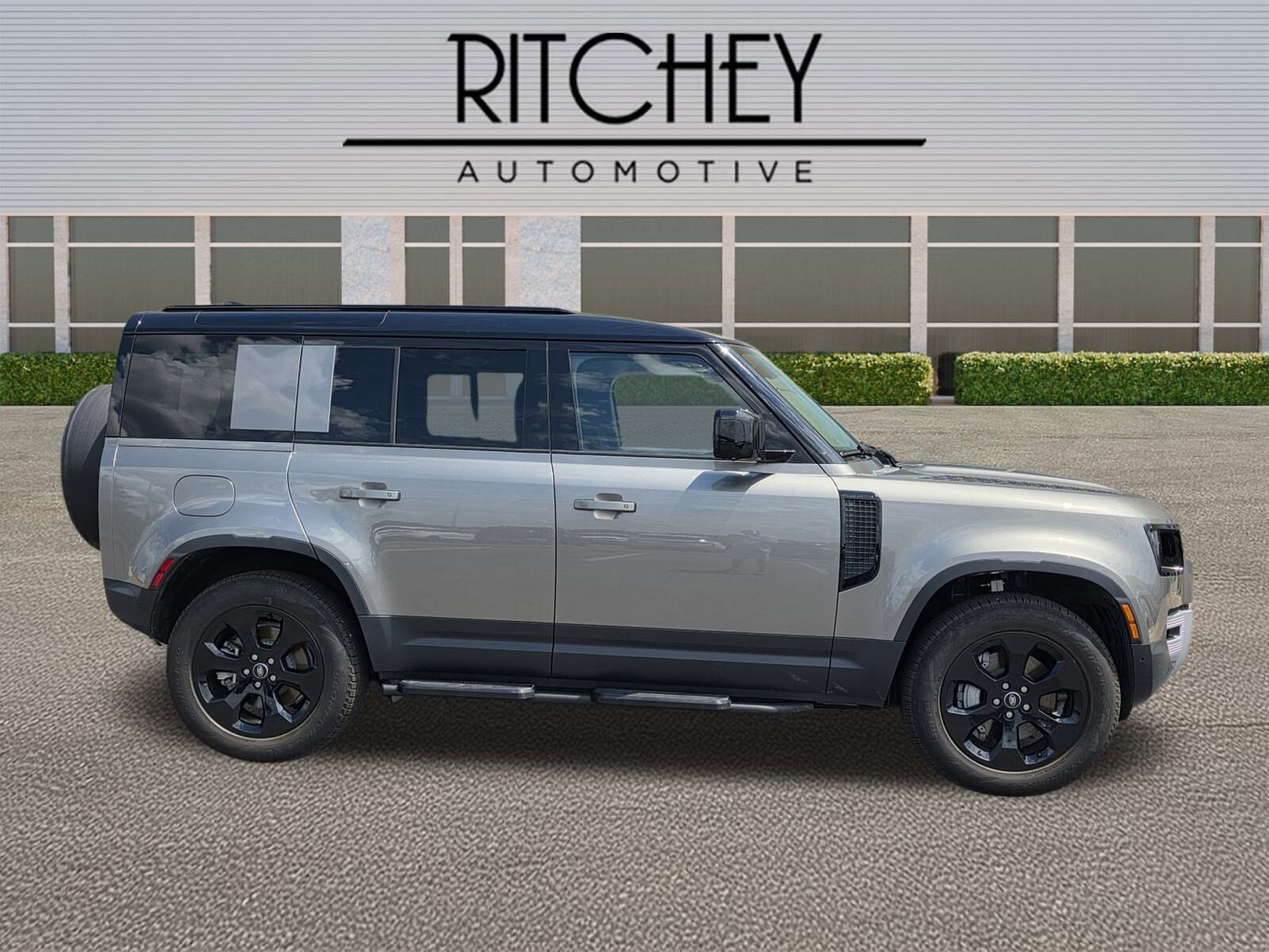 2025 Land Rover Defender 110 S photo 3