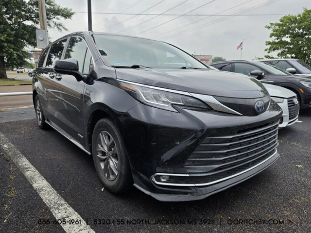 Used 2021 Toyota Sienna XLE Van