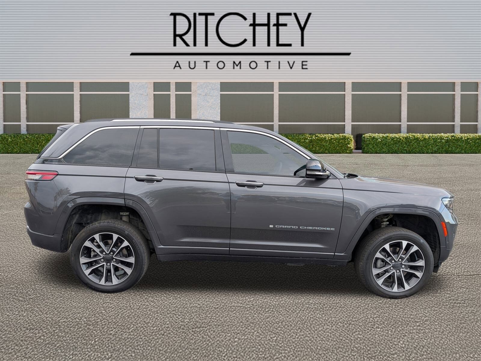 2022 Jeep Cherokee Overland 4xe photo 3