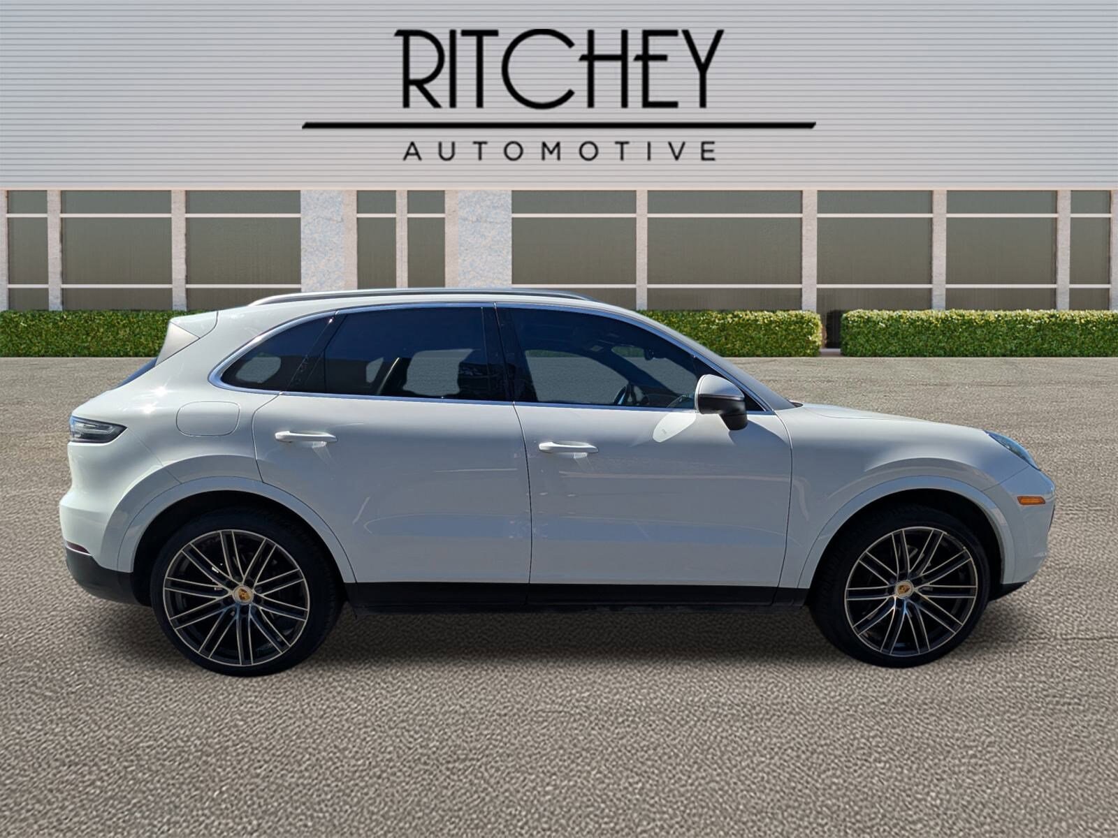 2023 Porsche Cayenne Platinum Edition photo 3