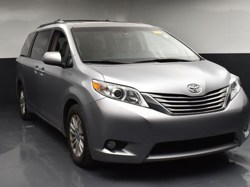 Used 2017 Toyota Sienna XLE 8 Passenger Van Passenger Van