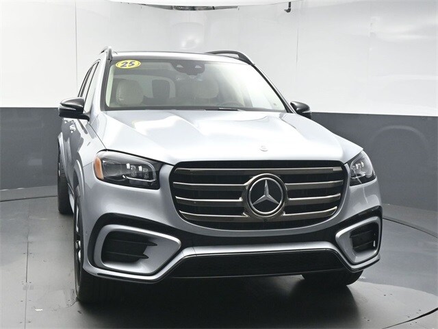 2025 Mercedes Benz GLS 450 4MATIC photo 2