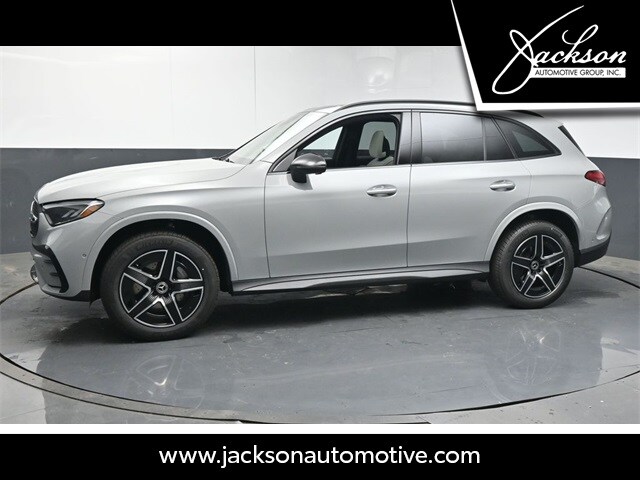 2025 Mercedes Benz GLC 300 photo 3
