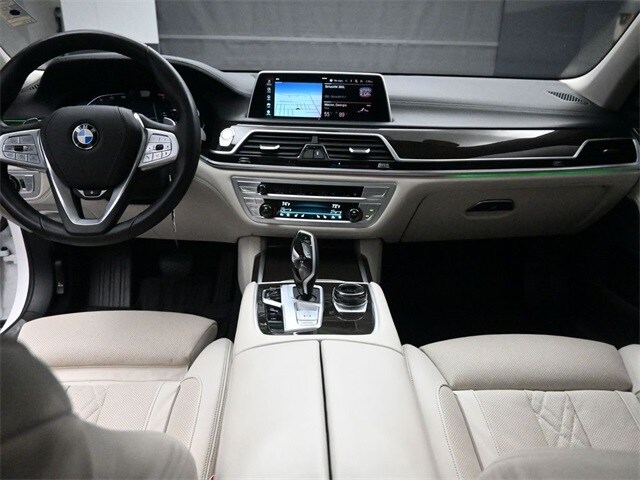 2022 Bmw 740i 7-Series photo 2