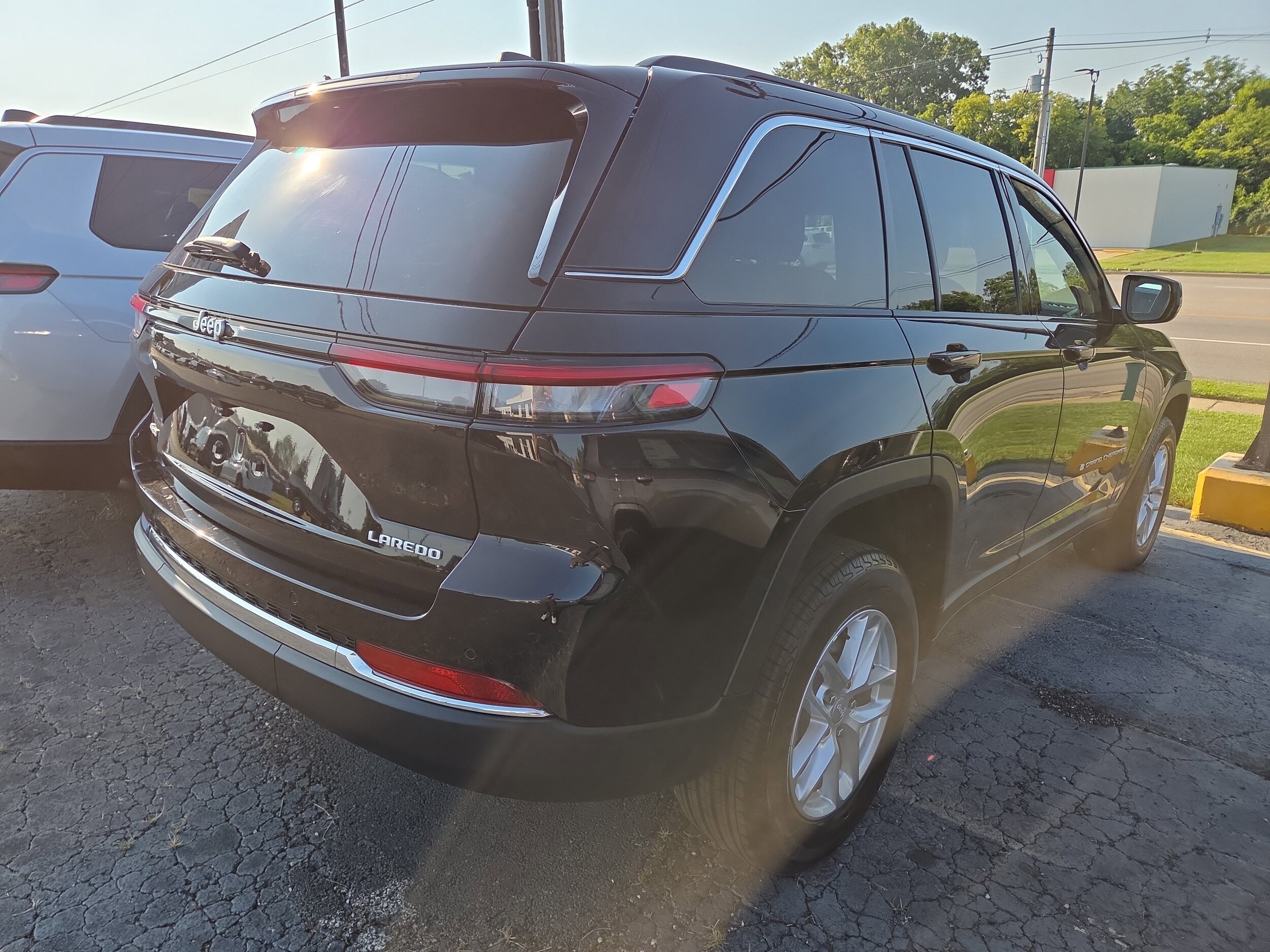 2025 Jeep Grand Cherokee Laredo photo 2