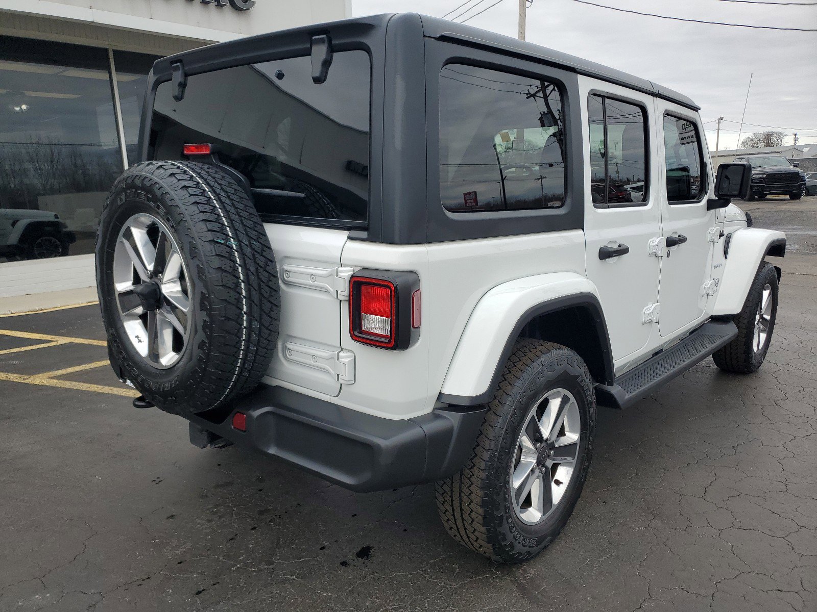 2020 Jeep Wrangler Unlimited Sahara photo 3