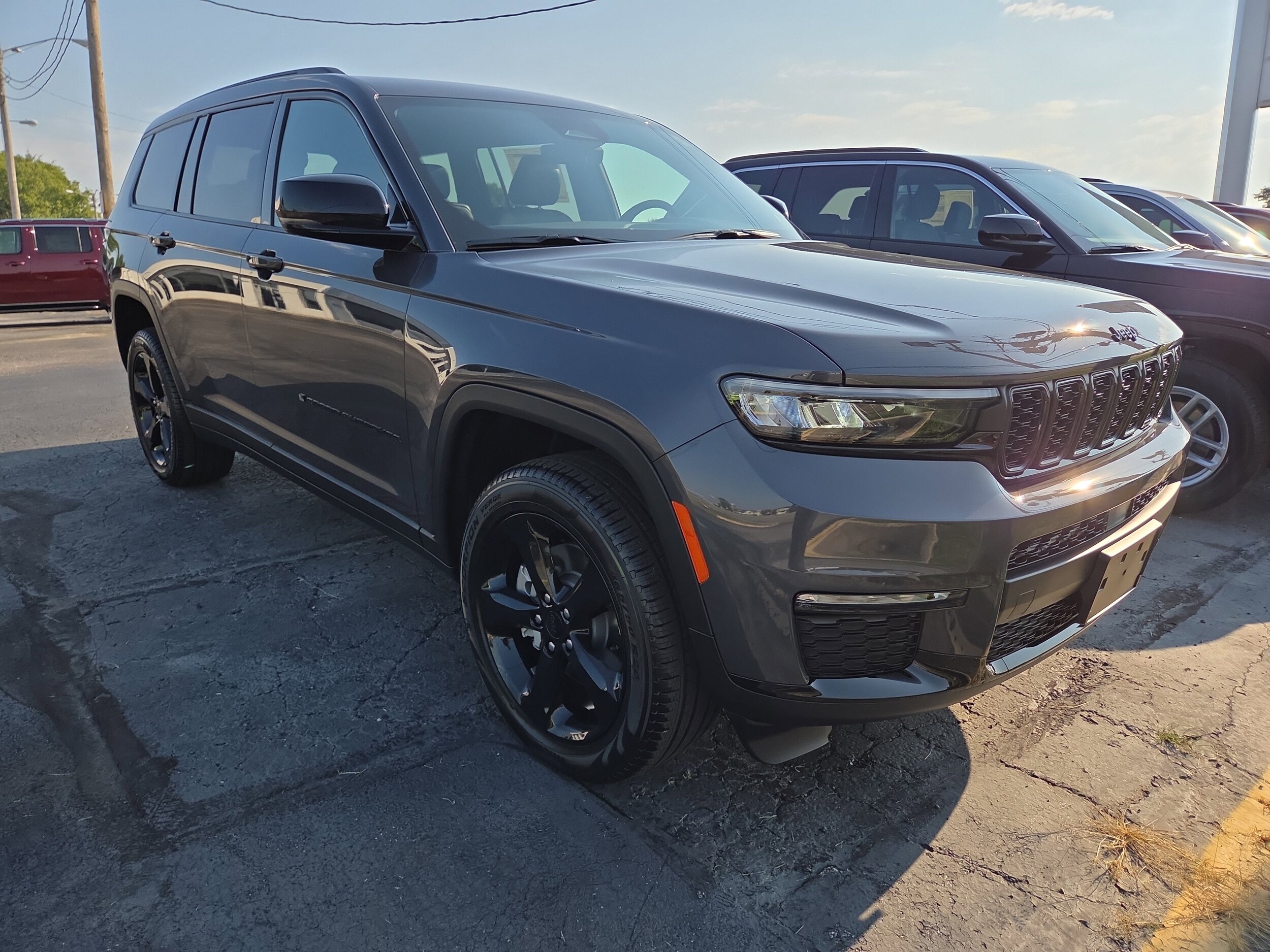 2025 Jeep Grand Cherokee Limited photo 2