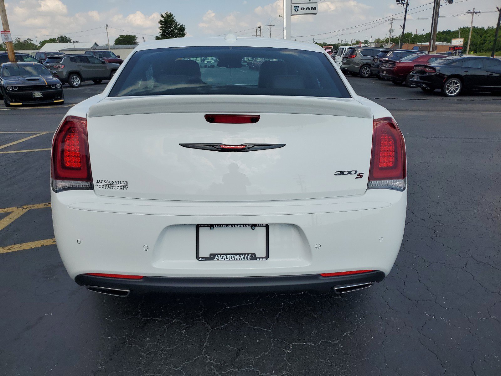 2023 Chrysler 300 S photo 4