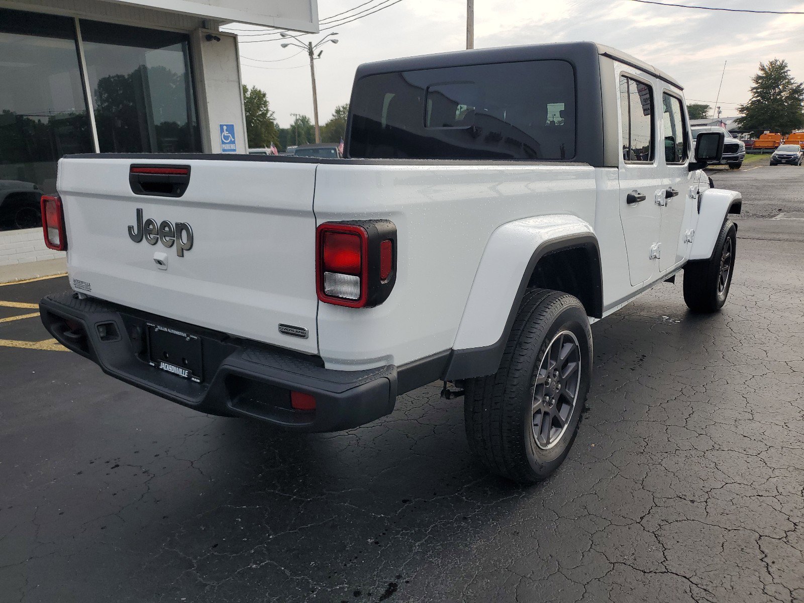 2023 Jeep Gladiator Overland photo 3
