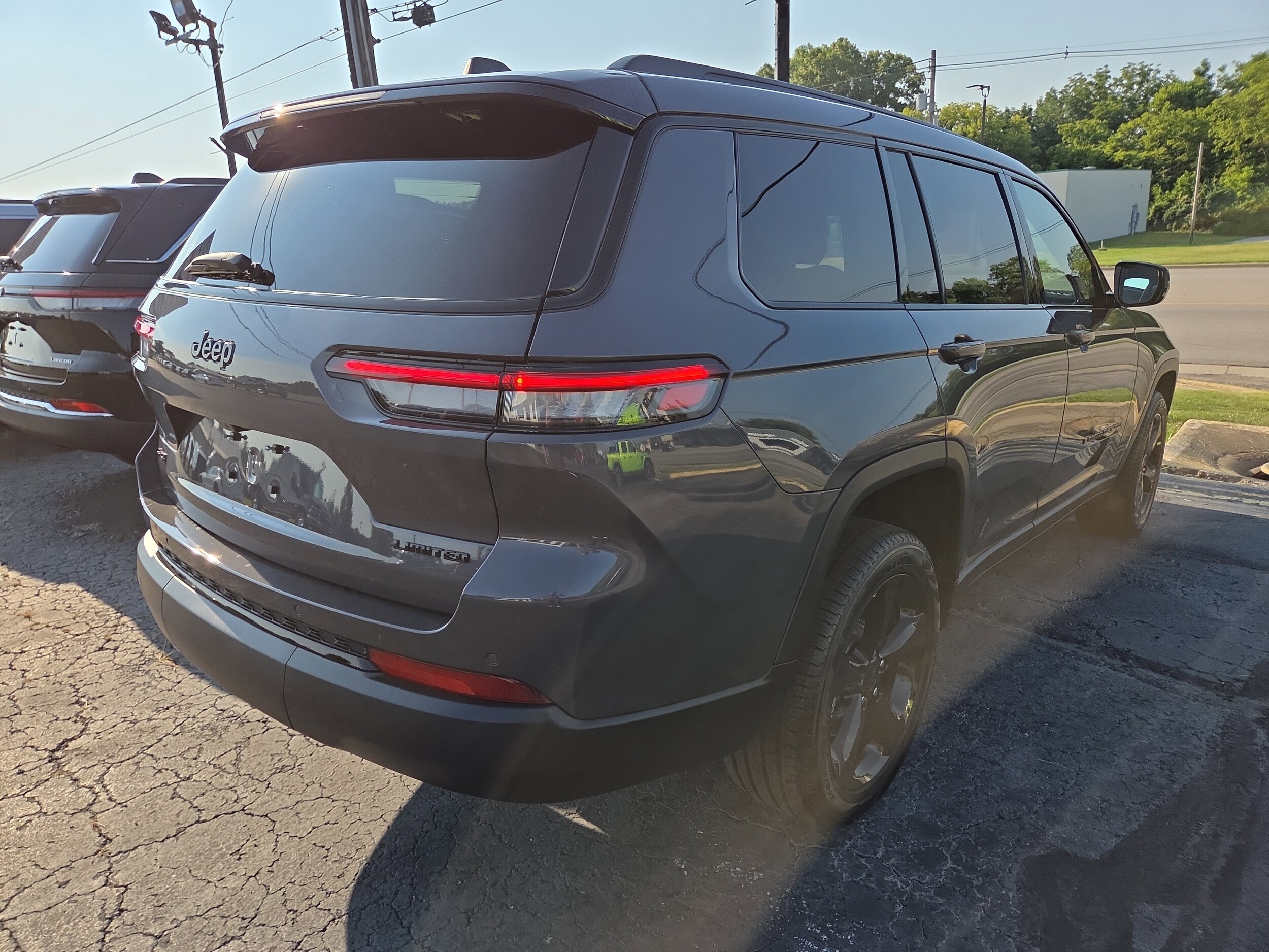 2025 Jeep Grand Cherokee Limited photo 3