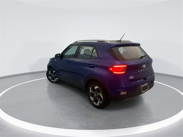 2023 Hyundai Venue Limited photo 2