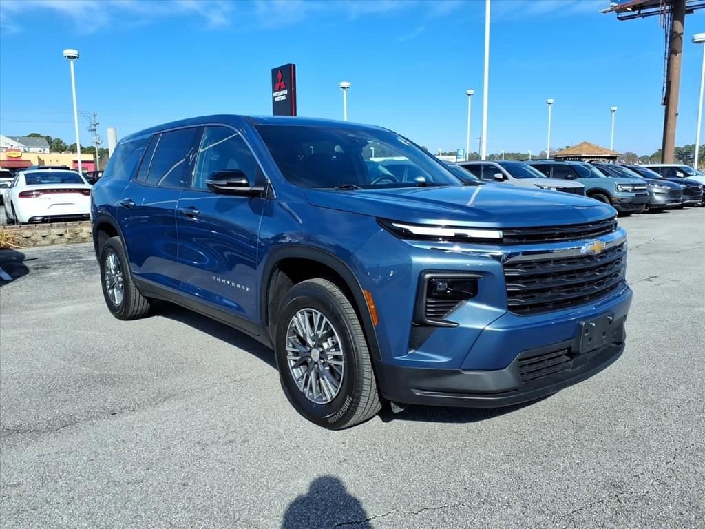 2024 Chevrolet Traverse LS's photo