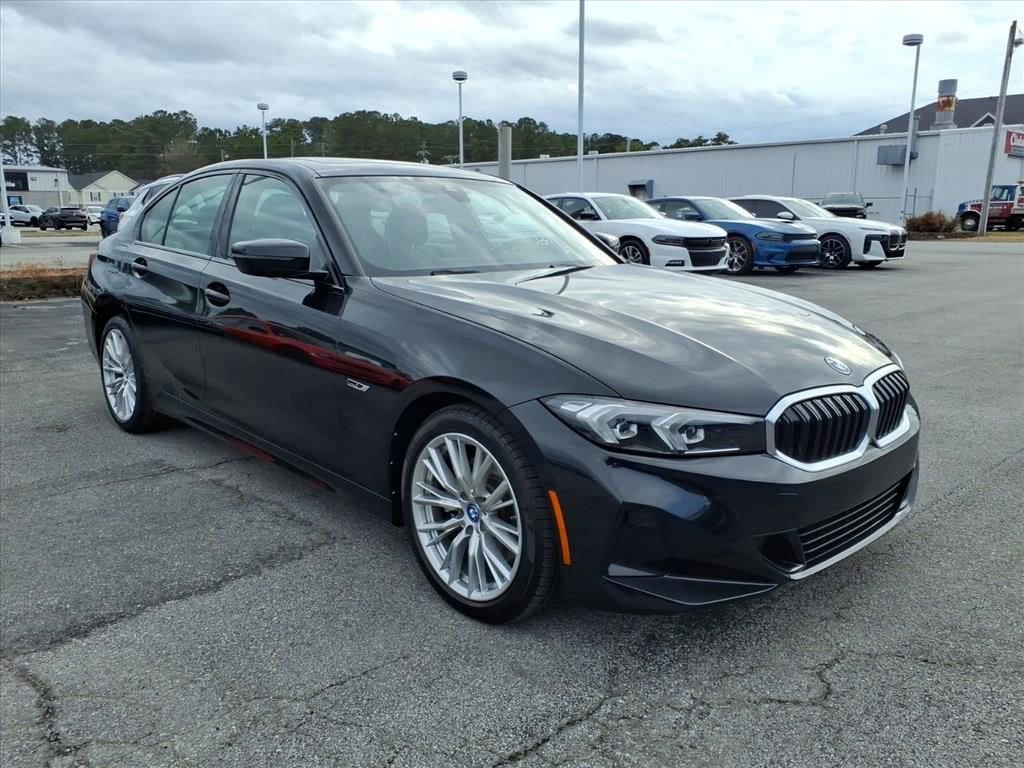 2023 BMW 3 Series 330e's photo