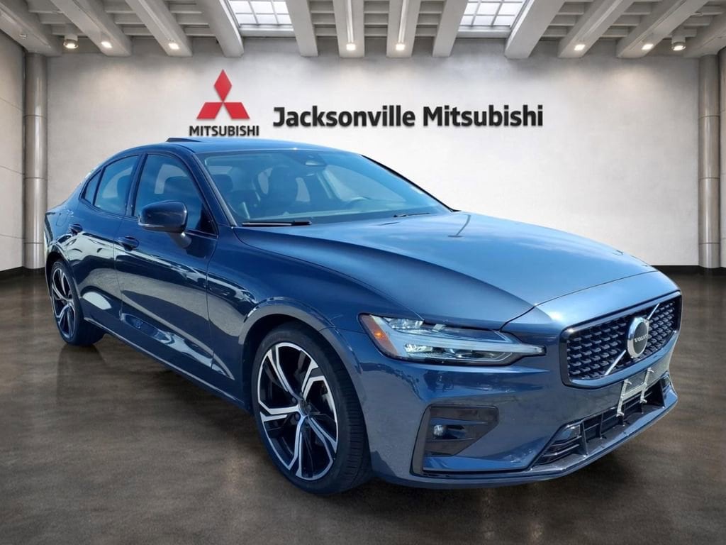 2024 Volvo S60 B5 Core Dark Theme's photo
