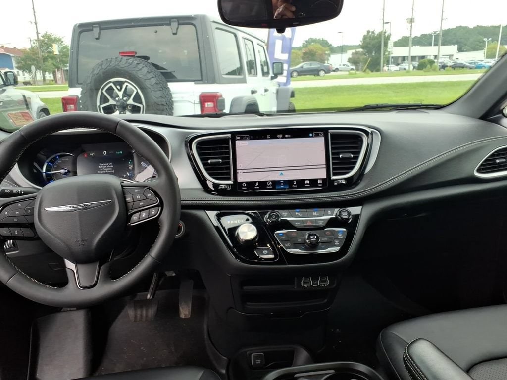 2024 Chrysler Pacifica PHEV Select - Photo 11