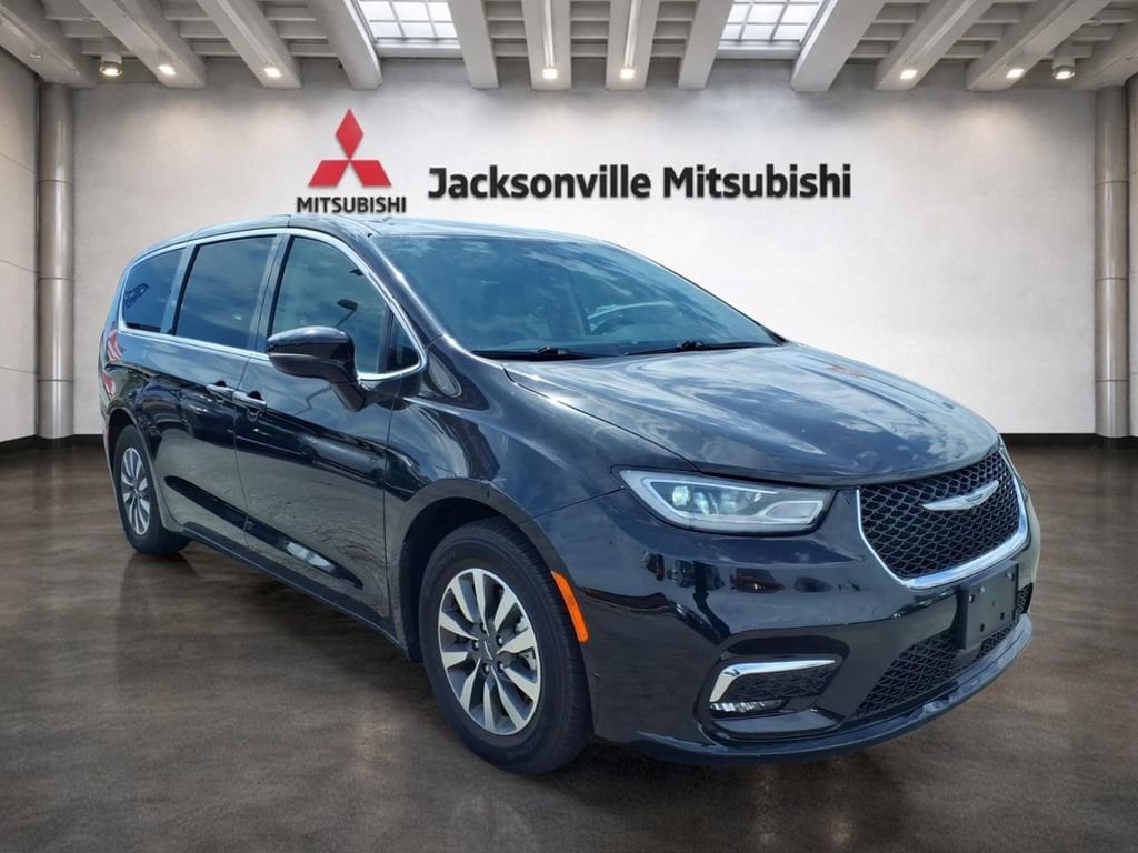 2024 Chrysler Pacifica Hybrid Select PHEV's photo