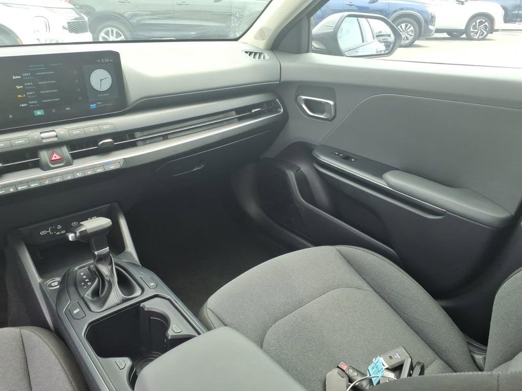2025 Kia K4 LXS - Photo 12