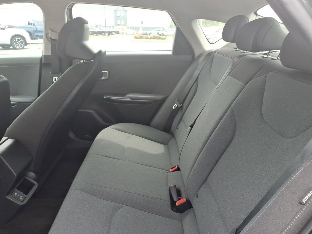 2025 Kia K4 LXS - Photo 9