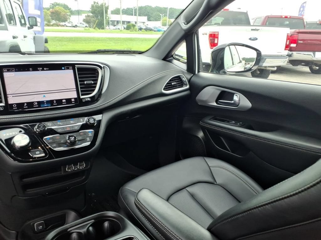 2024 Chrysler Pacifica PHEV Select - Photo 12