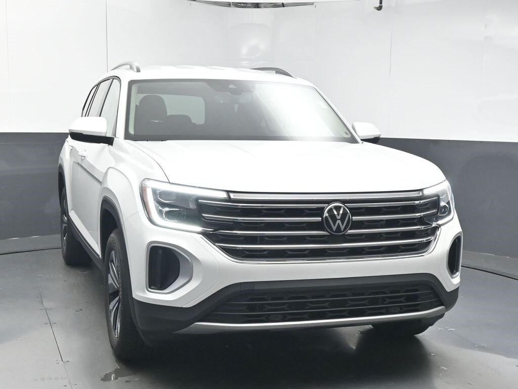 2026 Volkswagen Atlas SE photo 2