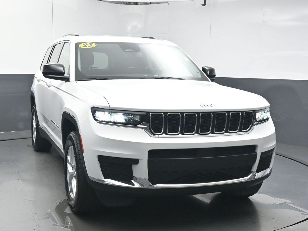 2023 Jeep Grand Cherokee Laredo photo 2
