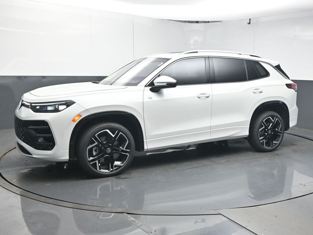 2026 Volkswagen Tiguan SEL R-Line photo 4