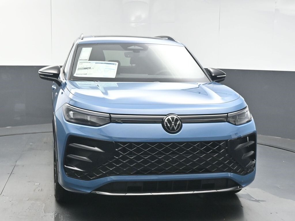2026 Volkswagen Tiguan SE R-Line Black photo 3