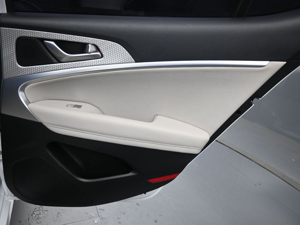 2023 GENESIS G70 Standard - Photo 25