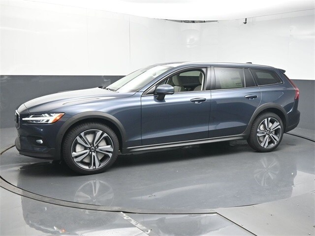 2026 Volvo V60 Cross Country B5 Plus photo 3