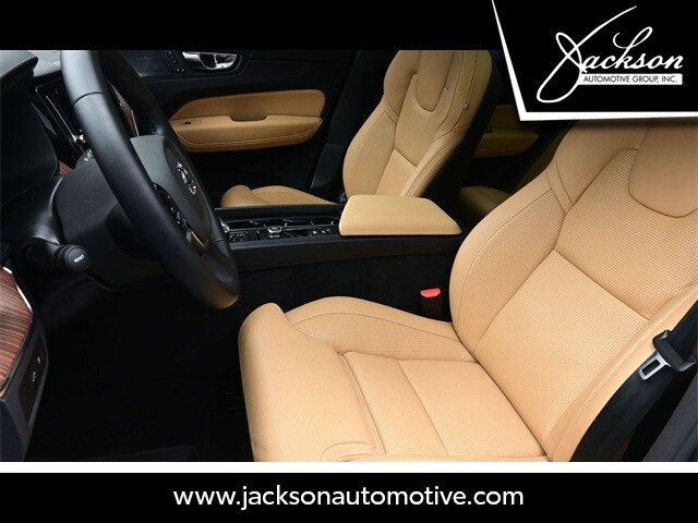 2025 Volvo XC60 Hybrid T8 photo 2